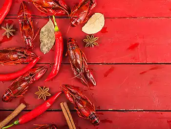 Similaire à la cuisine créole, elle inclut des plats comme les écrevisses et le poulet frit épicé.