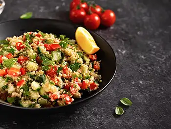 Le mezze, les falafels et le houmous sont des incontournables, souvent aromatisés avec du sumac, du cumin et de la cannelle.