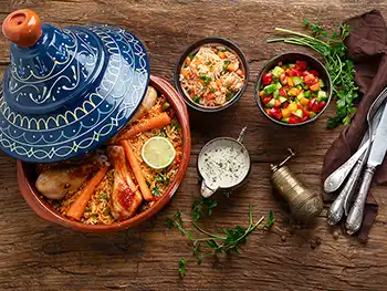 Couscous, tajines et pastillas sont parfumés avec des épices comme la cannelle, le cumin et le gingembre.