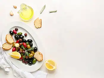 Des plats frais comme les salades de tomates, les poissons grillés et l’huile d’olive sont à la base de cette cuisine. 
													L’origan, le basilic et le thym sont essentiels.