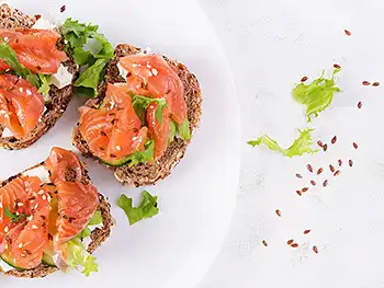 Axée sur les produits de la mer, comme le saumon et les harengs marinés, ainsi que les pains complets. 
													Le poivre, l’aneth et la muscade y sont couramment utilisés.