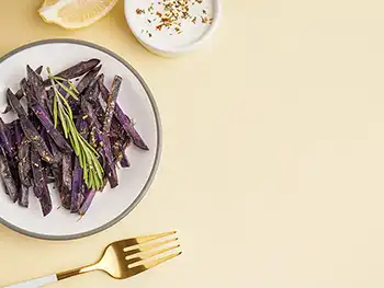 Similaire à la cuisine vegan, mais avec des produits laitiers et œufs, souvent agrémentée de paprika, coriandre, et poivre.