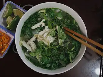 Des plats comme le pho et les nems utilisent des herbes fraîches comme la coriandre et la menthe.