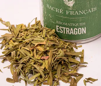 Aromates Sacré français - Herbes de culture - Feuilles - Estragon - Cette herbe aromatique au goût anisé possède un parfum vinaigré et herbacée aux saveurs poivrées. Elle se marie parfaitement avec la coriandre, le fenouil, les viandes blanches et les poissons. Ajoutez-la à vos plats pour rehausser subtilement les saveurs des sauces, vinaigrettes, marinades, légumes rôtis, omelettes et poissons grillés.