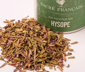 Aromates Sacré français - Herbes de culture - Feuilles - Hysope - Cette herbe aromatique au goût frais, floral, pénétrant et légèrement mentholé s'intègre parfaitement dans votre cuisine apportant une touche méditerranéenne discrète. Idéale pour assaisonner les poissons, les viandes blanches, les crudités, les légumes rôtis ou les soupes, son parfum unique rehausse vos préparations. Utilisez-la pour ajouter une note herbale délicate à vos recettes et infusions.