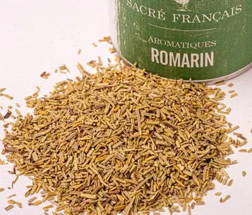 Aromates Sacré français - Herbes de culture - Feuilles - Romarin - Épice aromatique de garrigue, le romarin possède un arôme herbacé et résineux, apportant une touche méditerranéenne à vos plats. C'est une herbe aromatique au parfum puissant et frais qui s'utilise facilement, enrichissant vos recettes sans les alourdir. Idéal pour assaisonner viandes, légumes grillés, et plats mijotés.