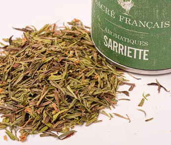 Aromates Sacré français - Herbes de culture - Feuilles - Sarriette - Variété de thym, cette herbe aromatique aux notes douces, florales et sucrées apporte une saveur unique à vos plats. Elle se marie parfaitement avec les viandes, les légumes et les sauces, ajoutant une touche méditerranéenne à vos recettes. La sarriette est un ingrédient incontournable du bouquet garni ou d'une délicieuse ratatouille.