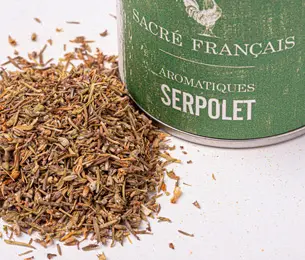 Aromates Sacré français - Herbes de culture - Feuilles - Serpolet - Aromatique de garrigue également connu sous le nom de «thym sauvage», le serpolet dégage un puissant parfum camphré. Son goût oscille entre l'amertume et une saveur épicée, évoquant parfois le goût de la mélisse. Cette herbe aromatique est parfaite pour rehausser le goût de vos plats sans les alourdir. Ajoutez-la à vos viandes grillées, soupes, légumes rôtis et marinades pour une touche de fraîcheur.