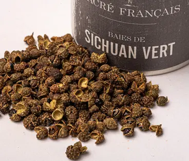 Poivres Sacré français - Baies Faux Poivres - Chine - Baies de Sichuan vert - Ces baies apportent des notes acidulées et anesthésiantes avec une structure aromatique entre la citronnelle et le citron vert. Elles ajoutent une touche de fraîcheur à vos plats, sans la chaleur intense des piments. Utilisez-les dans les marinades, les sauces ou les plats sautés pour rehausser subtilement vos recettes.