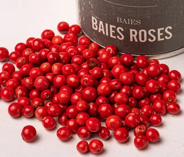 Poivres Sacré français - Baies - Madagascar - Baies roses premium - Ces baies entières semi-fraiches de couleur rouge apportent une saveur suave de rose, légèrement camphré avec une fin de bouche sucrée. Idéal pour sublimer vos plats. À ajouter dans vos sauces, marinades ou salades, elles rehaussent également les desserts pour une touche élégante et raffinée.