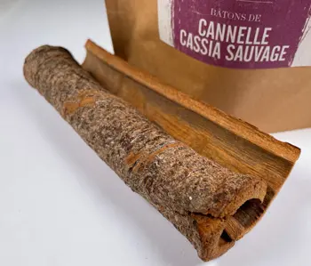 Épices Sacré français - Épice entière - Bâtons - Cannelle Cassia sauvage - Le parfum de la canelle Cassia est un des plus puissants et des plus poivrés. Ses notes acidulées et piquantes ravivent les souvenirs du pain d’épices de l’enfance. 