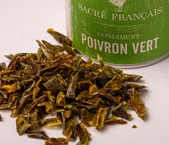 Piments Sacré français - Poivrons - Espagne - Poivron vert - Les lamelles de poivron vert séchées apportent une touche légèrement amère et sucrée, ajoutant de la fraîcheur à vos plats. Faciles à intégrer, elles se marient parfaitement avec les sautés, ratatouilles, piperades ou encore légumes grillés où elles ajoutent couleur et texture, sublimant ainsi vos créations culinaires.