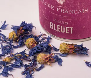 Tisanes Sacré français - Fleurs - Bien être - Bleuet - Après le déjeuner ou le dîner, incorporez deux pincées de pétales dans 200 ml d'eau frémissante et laissez infuser 10 minutes pour bénéficier de ses vertus apaisantes.