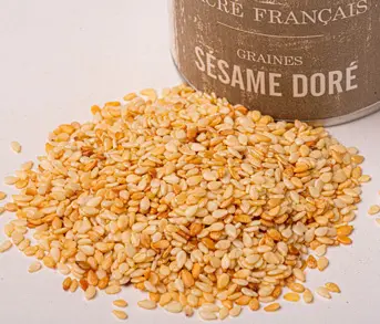 Épices Sacré français - Épice entière - Graines - Sésame doré - Aux arômes parfumés de noisette, elles seront croquantes en bouche. Les graines dorées ont subi une torréfaction légère et sont prêtes à être utilisées sur tous vos plats.