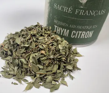 Aromates Sacré français - Herbes de culture - Feuilles - Thym citron - Cette herbe dégage un arôme frais et possède un goût légèrement amer, épicé et bien sur citronné. Elle est parfaite pour rehausser le goût des viandes, des poissons et des légumes. Son goût délicat se marie harmonieusement avec les sauces et les marinades, offrant une saveur subtile mais authentique. Ajoutez-la dans vos plats cuisinés, salades et infusions pour une expérience gustative incomparable.