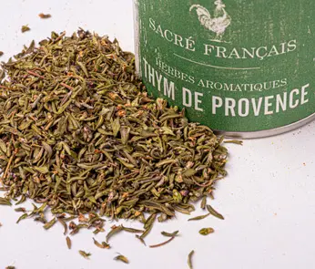 Aromates Sacré français - Herbes de culture - Feuilles - Thym de Provence - Le thym Thymol bio de Provence se distingue par son arôme puissant, mentholé, herbacé, rafraichissant avec un parfum d'eucalyptus. C'est l'épice parfaite pour sublimer vos plats, apportant une touche aromatique sans être envahissante. Elle se marie très bien avec l'ail, l'huile d'olive, le vinaigre balsamique, le laurier, le persil, le romarin et l'origan. Idéal pour assaisonner vos viandes, légumes rôtis et sauces, il révèle toute sa richesse dans les recettes mijotées.