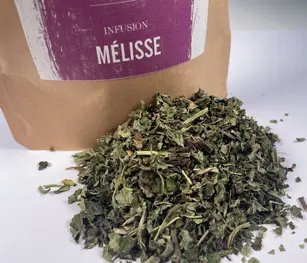 Tisanes Sacré français - Feuilles - Bien être - Mélisse - Laissez infuser environ cinq grammes de feuilles de Mélisse dans 200 ml d'eau frissonnante pendant 7 à 11 minutes. Vous pouvez en boire jusqu'à trois tasses par jour.