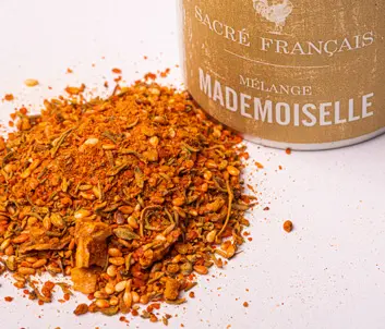 Épices Sacré français - Mélange d’épices - Mademoiselle - Avec ses notes gourmandes dans votre cuisine simple dîte de tous les jours. Une création Sacré Français parfumera vos vinaigrettes, vos viandes ainsi que vos légumes sautés.