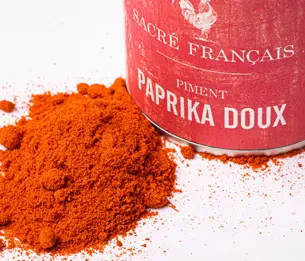 Piments Sacré français - Poivrons - Espagne - Paprika doux - Le paprika doux se distingue par sa saveur riche et douce, légèrement fumée. C'est une épice polyvalente qui rehausse vos plats sans ajouter de chaleur. Parfait pour assaisonner des sauces, des viandes, des plats mijotés, des ragoûts ou des légumes, il apporte une belle couleur rouge à vos préparations.