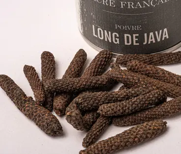 Poivres Sacré français - Vrais Poivres - Indonésie - Poivre long de Java - Ce poivre possède des notes d'essence de fleurs de jasmin, de bois de rose, de muscade, de citron et de réglisse. Cette épice unique à la saveur chaude et légèrement piquante supporte très bien la cuisson longue. Idéal pour assaisonner viandes, poissons, sauces, marinades et légumes, vous pouvez le concasser, le raper ou le moudre pour apporter une touche d'originalité à vos créations culinaires.