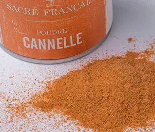 Épices Sacré français - Poudre - Cannelle Ceylan - La cannelle Zeylanicum de Madagascar en poudre fine est la meilleure variété. Chaude et suave elle révèle la perception sucrée des autres ingrédients. Ses saveurs boisées et épicées accompagnent aussi bien les desserts, les plats mijotés et les sauces. À utiliser en début de cuisson.