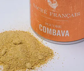 Épices Sacré français - Poudre - Combava - Le zeste de combava séché à basse température puis moulu permet de conserver toutes les saveurs gustatives de ce citron vert tropical sauvage. Sa structure olfactive commence par la citronnelle, le citron vert puis jaune pour finir en douceur sur le gingembre. La poudre de combava agrémente les rougails, sauces à base de piments, volailles, poissons, et légumes… À utiliser en fin de cuisson.