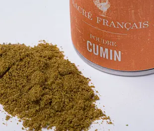 Épices Sacré français - Poudre - Cumin - Originaire du bassin méditerranéen, le cumin présente un parfum racé et boisé. Typique de la cuisine orientale, il est aussi largement utiliser dans les recettes indiennes. Il réhausse vos plats de poisson, viande et légume. À utiliser en fin de cuisson.