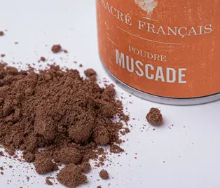 Épices Sacré français - Poudre - Muscade - La poudre de muscade de Madagascar est réalisée à partir de la noix. Aux aromes profonds et boisés, la muscade est une épice corsée qui agrémente les viandes, les légumes, la patisserie mais également les boissons et les sauces comme la béchamèle, le lait d'or ou le lait de poule. À utiliser en fin de cuisson