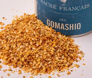 Sels Sacré français - Mélange de sel - Graines - Gomashio - Le Gomasio est un mélange japonais composé de fleur de sel et de sésame grillé. Très diététique il ne contient que 5% de sel. À utiliser après cuisson en saupoudrage.