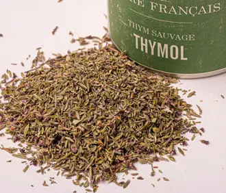 Aromates Sacré français - Herbes sauvages - Feuilles - Thym Thymol Sauvage - Le Thym Thymol Sauvage se distingue par son arôme puissant et herbacé, offrant des notes mentholées,  d'eucalyptus, boisées et légèrement citronnées. Cette épice, très prisée, rehausse vos plats avec finesse sans masquer les saveurs des ingrédients. Parfait pour assaisonner les viandes grillées, les poêlées de légumes, les plats mijotés, les marinades, les volailles et les poissons, il apportera une touche méditerranéenne à vos recettes.