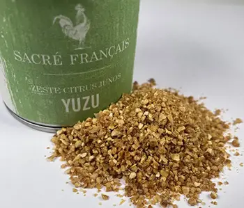 Épices Sacré français - Zeste - Poudre - Citron Yuzu - Citrus emblématique du Japon, zeste séché en basse température, il dévoile un nez très parfumé, entre la mandarine et le cédrat. Sans acidité, il apporte une petite amertume agréable en fin de bouche.