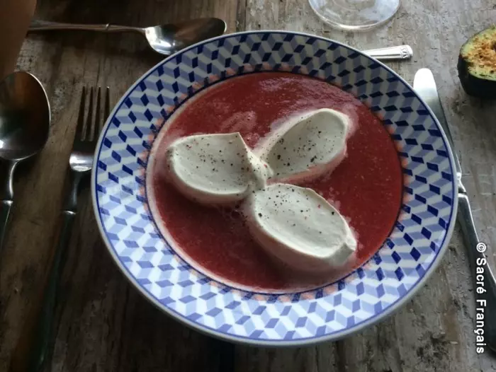 Velouté de Pastèque et ses îles flottantes au Tandoori masala. - © Sacré Français