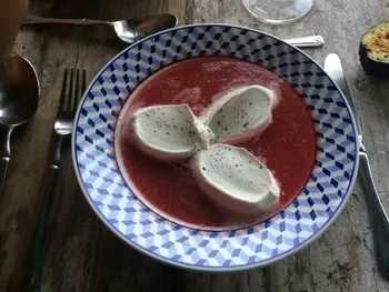 Les recettes Sacré français - Soupes - Fromage - Velouté de pastèque et ses îles flottantes - Velouté à la pastèque avec ses îles flottantes de mousse de chèvre frais.