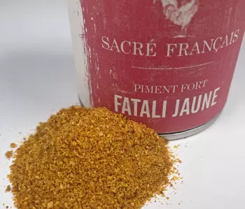 Piments Sacré français - Piment fort - Piment Fatali jaune - Ce piment, aussi appelé «Nyirapili», se distingue par son goût fruité et citrique, offrant une chaleur extrêmement intense. <b>Considéré comme l'un des piments les plus forts au monde</b>, il dégage une sensation de piquant retardée, allant du subtilement chaud» pour atteindre une intensité brûlante. Il est le piment idéal pour les sauces piquantes, les salsas aux agrumes, ainsi que pour les plats à base de citron.