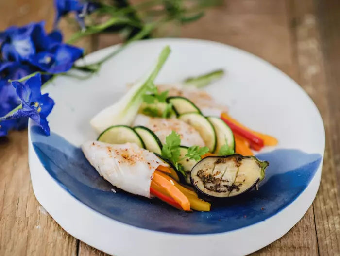 Les recettes - Seiche snackée aux légumes d'été à l'huile coco.